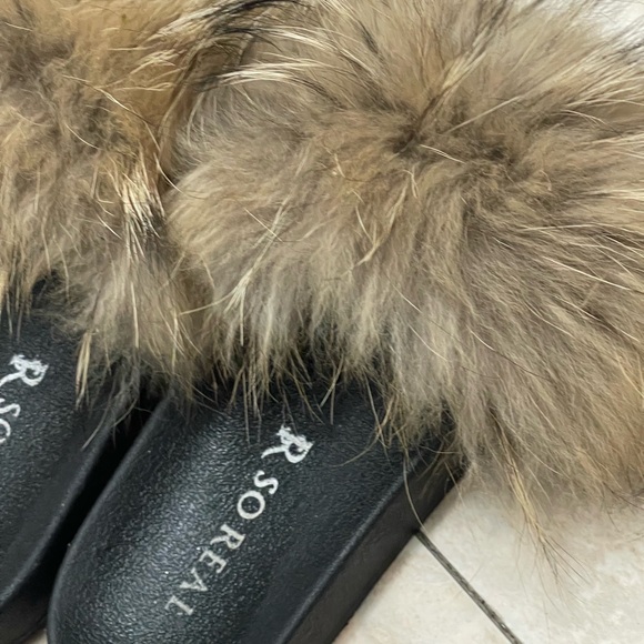 Gsuwoo So Real fur slides size 8 - Picture 6 of 7
